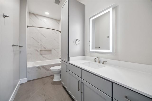 9757 Katy Freeway 2014, Houston, TX 77024