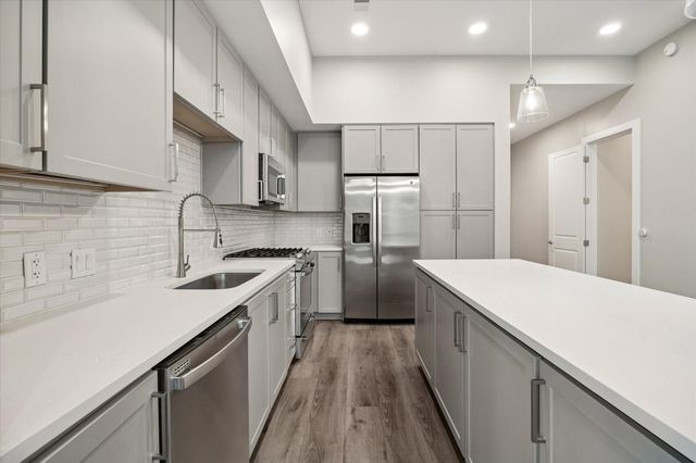 9757 Katy Freeway 2014, Houston, TX 77024