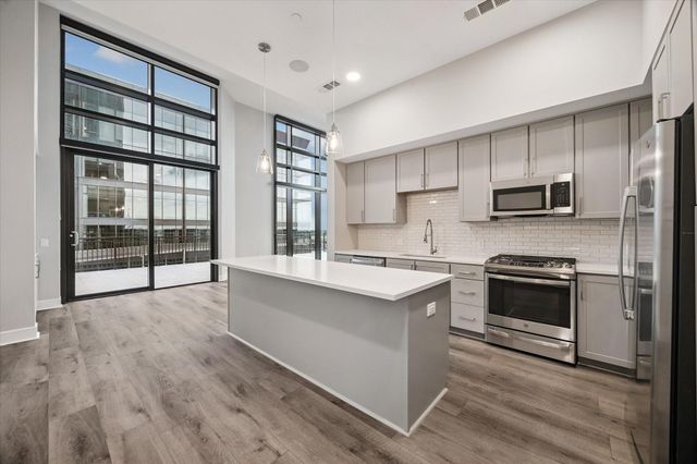 9757 Katy Freeway 2014, Houston, TX 77024
