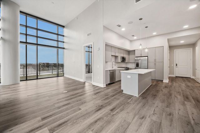 9757 Katy Freeway 2014, Houston, TX 77024