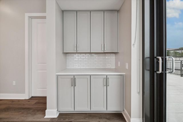 9757 Katy Freeway 2014, Houston, TX 77024