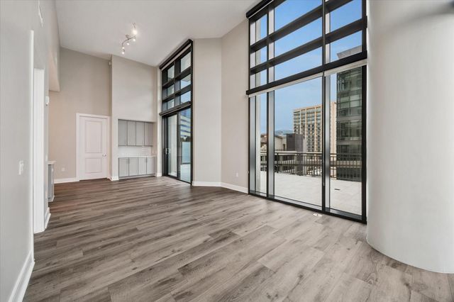 9757 Katy Freeway 2014, Houston, TX 77024