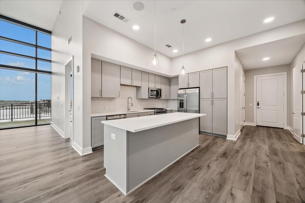 9757 Katy Freeway 2014, Houston, TX 77024