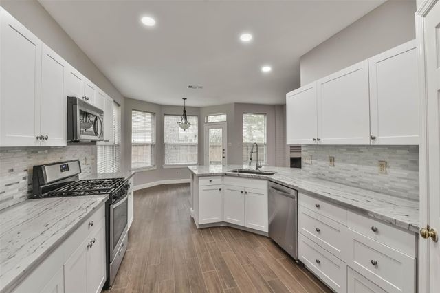 15 Shinyrock Place, The Woodlands, TX 77381