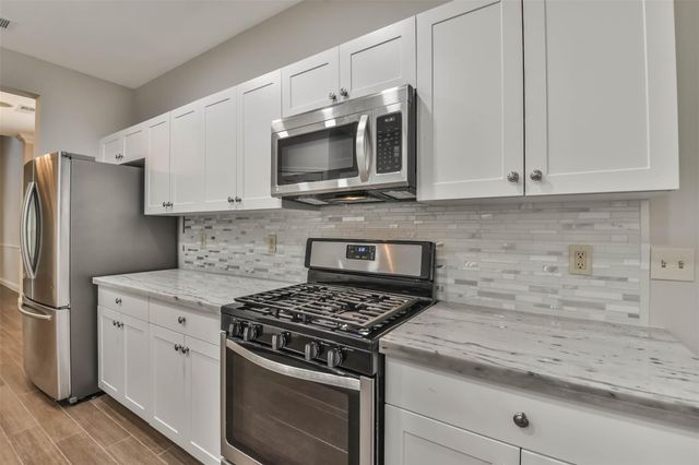 15 Shinyrock Place, The Woodlands, TX 77381