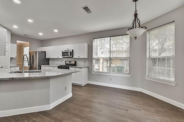 15 Shinyrock Place, The Woodlands, TX 77381