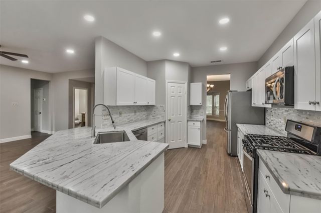 15 Shinyrock Place, The Woodlands, TX 77381