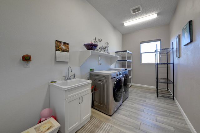 9108 Lake Isabella Way NW, Albuquerque, NM 87120