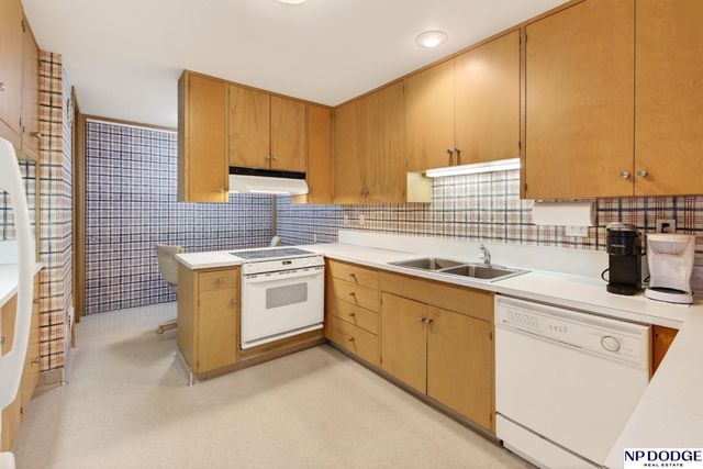 8405 Indian Hills Dr Apt 4A5, Omaha, NE 68114