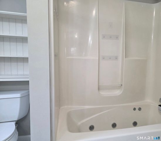 5 Oaktree Court, Bethel, CT 06801