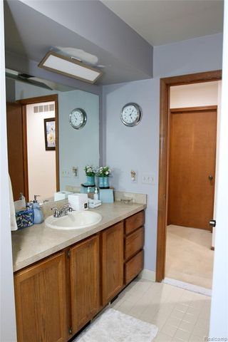 37860 N Laurel Park Drive, Livonia, MI 48152