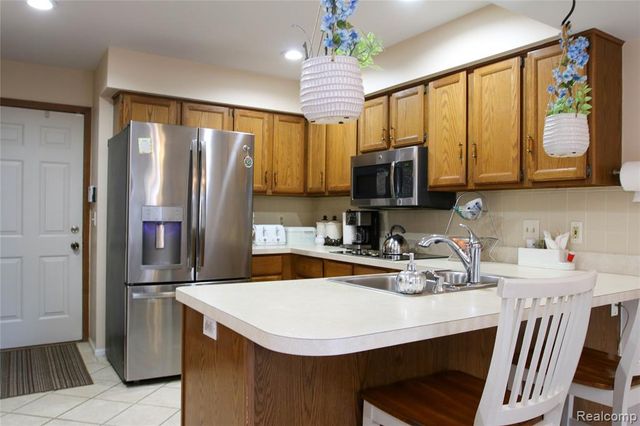 37860 N Laurel Park Drive, Livonia, MI 48152