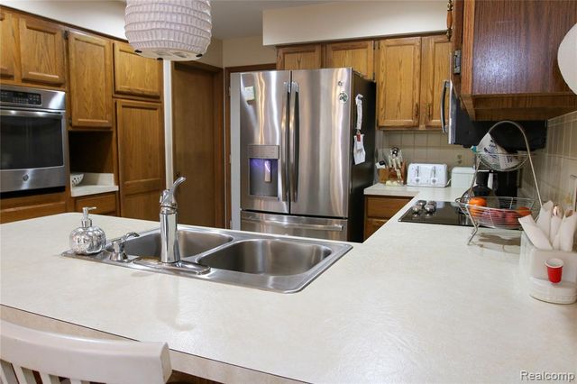 37860 N Laurel Park Drive, Livonia, MI 48152