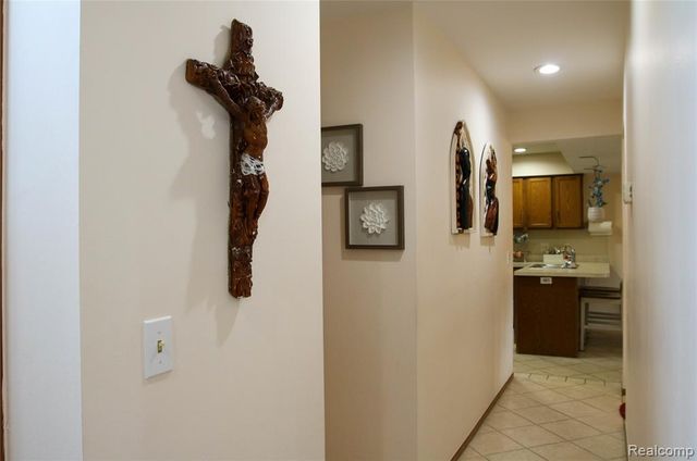 37860 N Laurel Park Drive, Livonia, MI 48152