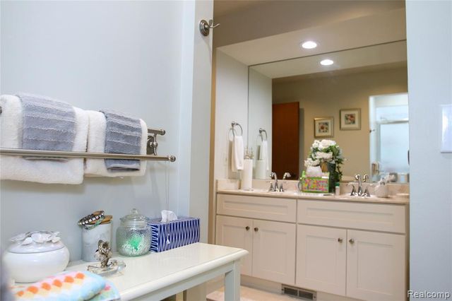 37860 N Laurel Park Drive, Livonia, MI 48152