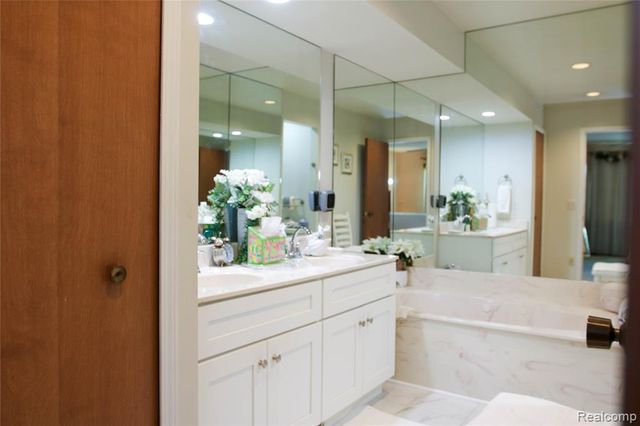 37860 N Laurel Park Drive, Livonia, MI 48152