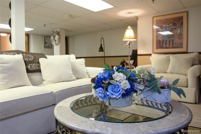 37860 N Laurel Park Drive, Livonia, MI 48152