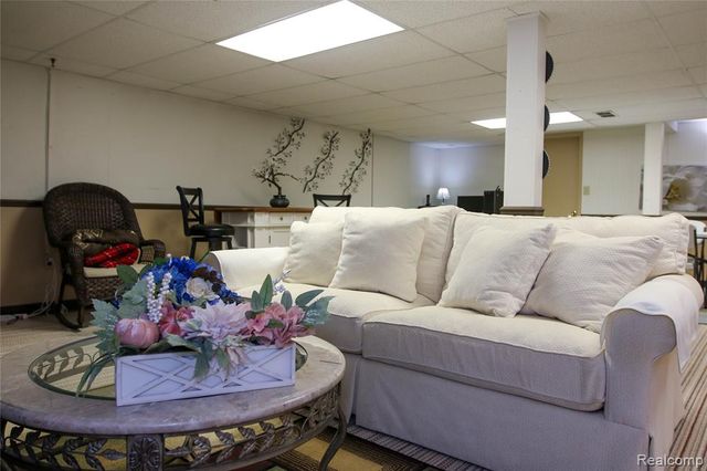 37860 N Laurel Park Drive, Livonia, MI 48152