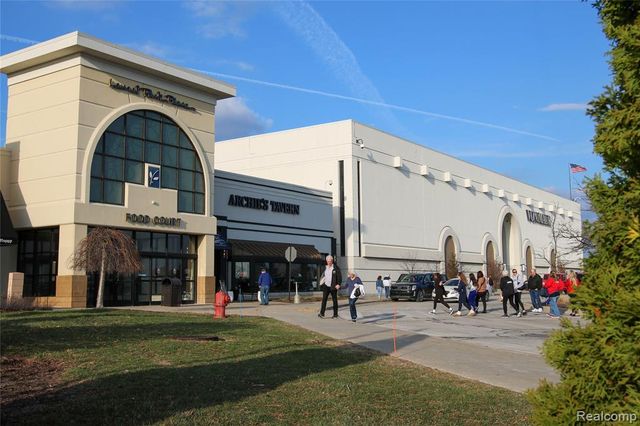 37860 N Laurel Park Drive, Livonia, MI 48152