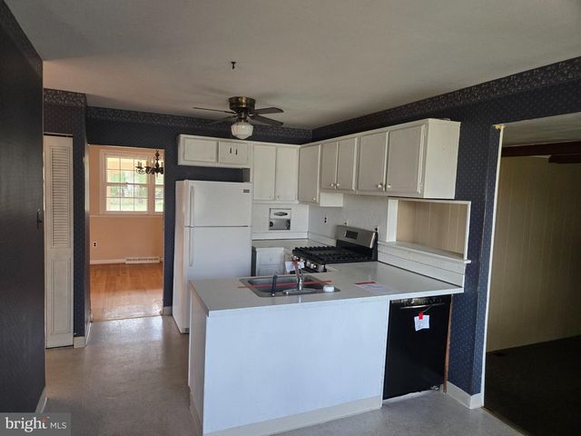 402 GEORGETOWN RD, Blackwood, NJ 08012