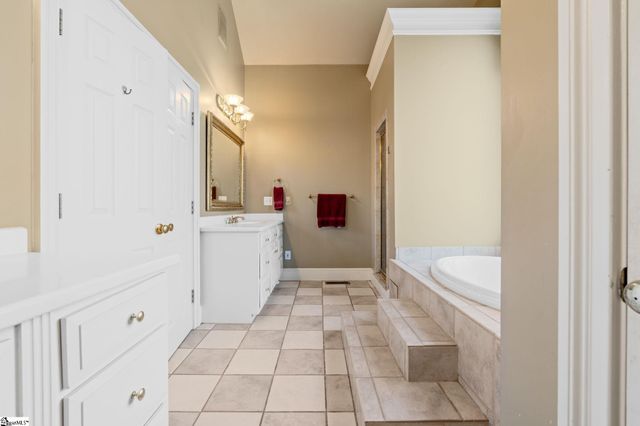 25 Club Forest Lane, Greenville, SC 29605