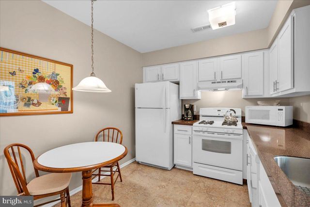 410 JAMESTOWN CT, Mount Laurel, NJ 08054