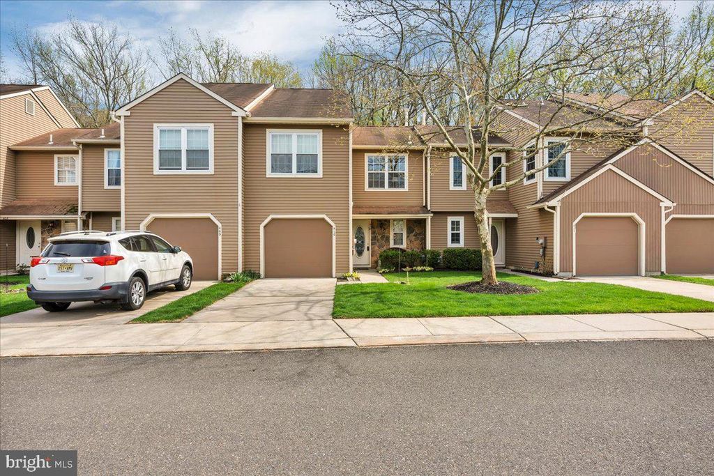 410 JAMESTOWN CT, Mount Laurel, NJ 08054