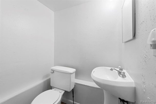 28100 Glenwood Street, Saint Clair Shores, MI 48081