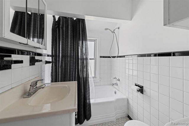28100 Glenwood Street, Saint Clair Shores, MI 48081