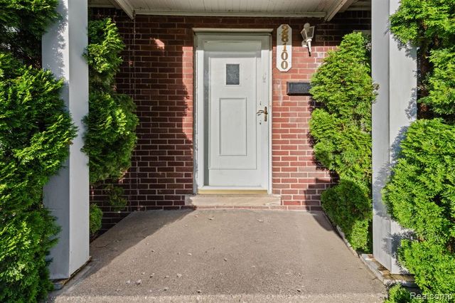 28100 Glenwood Street, Saint Clair Shores, MI 48081