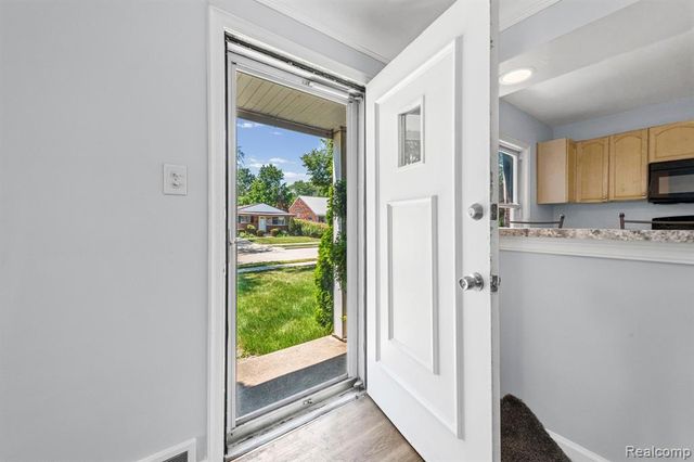 28100 Glenwood Street, Saint Clair Shores, MI 48081