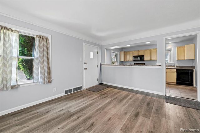 28100 Glenwood Street, Saint Clair Shores, MI 48081