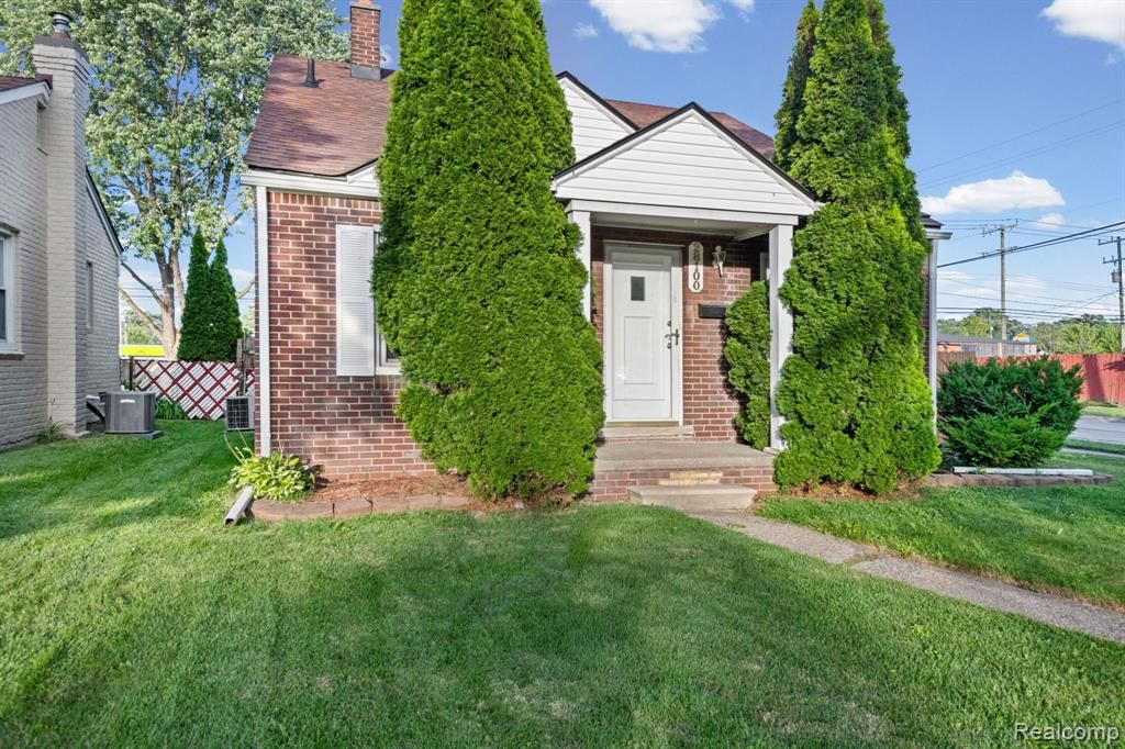 28100 Glenwood Street, Saint Clair Shores, MI 48081
