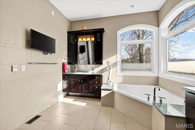 10600 Country View Drive, Creve Coeur, MO 63141