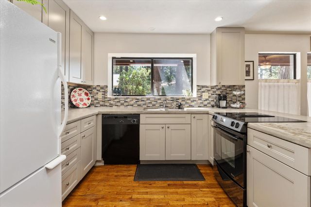 680 Larkspur Ln, Murphys, CA 95247