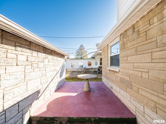 1328 N 11TH Street, Pekin, IL 61554