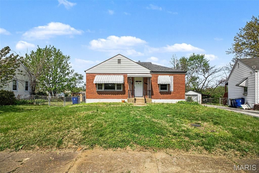 10205 Saint Daniel Lane, St Ann, MO 63074