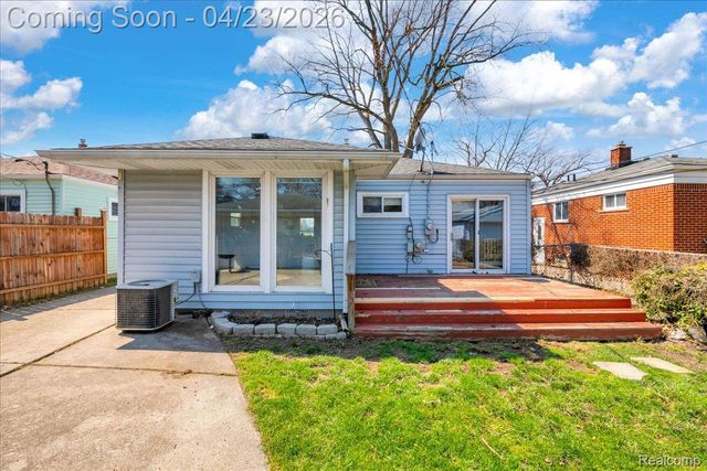 4663 Mayfair Street, Dearborn Heights, MI 48125
