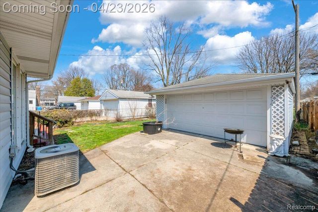 4663 Mayfair Street, Dearborn Heights, MI 48125