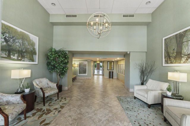 1919 N Summit AVENUE #4A, Milwaukee, WI 53202