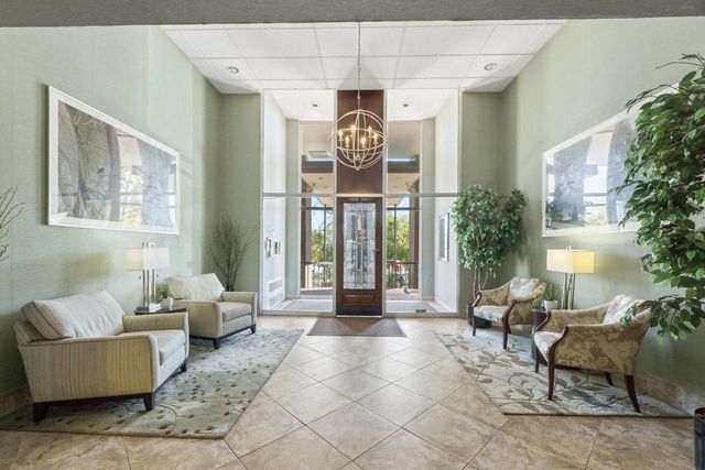 1919 N Summit AVENUE #4A, Milwaukee, WI 53202