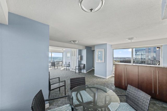 1919 N Summit AVENUE #4A, Milwaukee, WI 53202