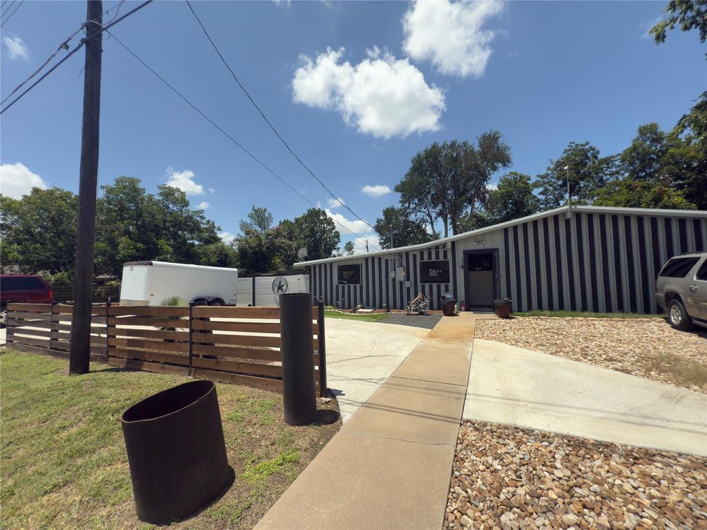 1609 Laurel ST, Taylor, TX 76574