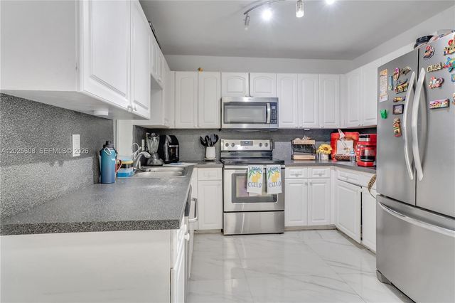 6661 Douglas St, Hollywood, FL 33024
