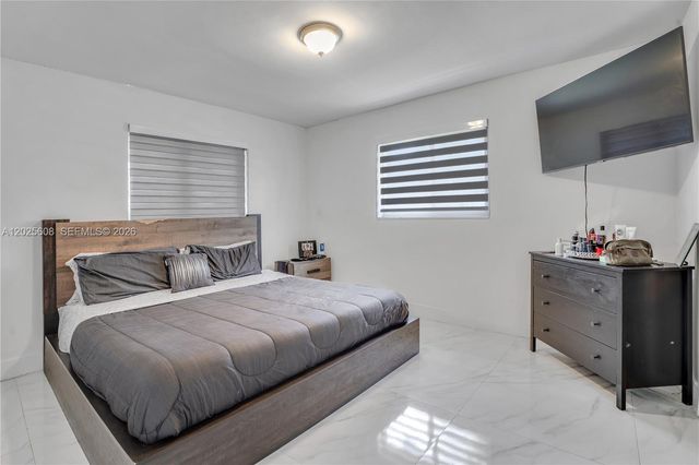 6661 Douglas St, Hollywood, FL 33024