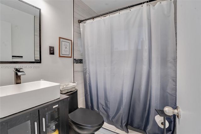 6661 Douglas St, Hollywood, FL 33024