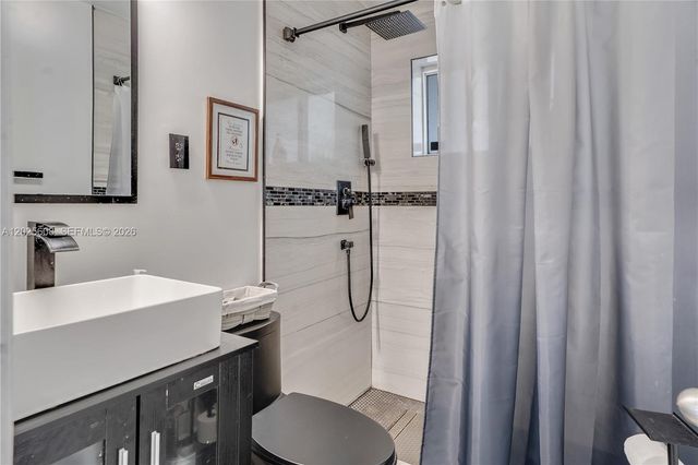 6661 Douglas St, Hollywood, FL 33024