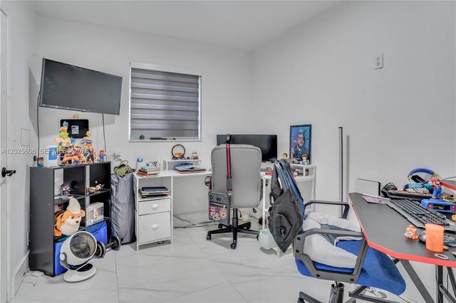 6661 Douglas St, Hollywood, FL 33024