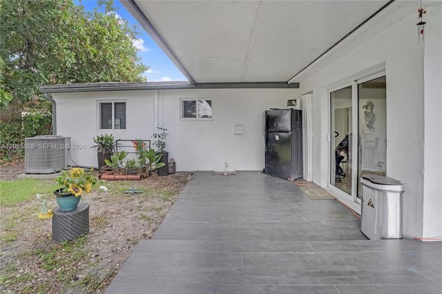 6661 Douglas St, Hollywood, FL 33024
