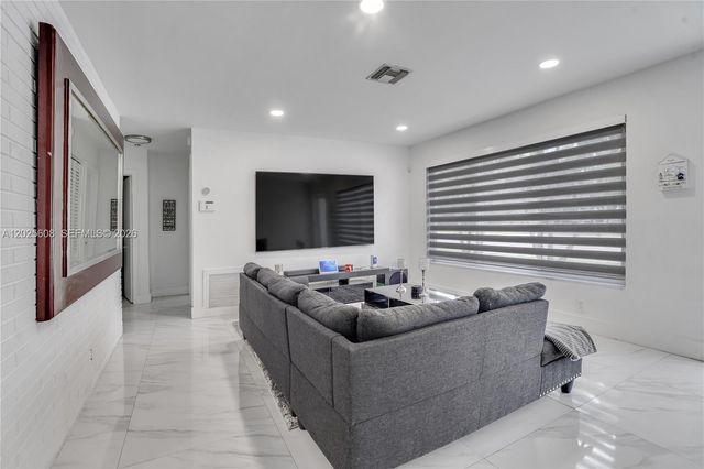 6661 Douglas St, Hollywood, FL 33024